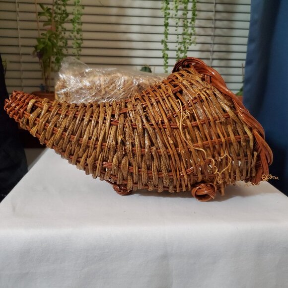 Small / Medium Woven Wicker Two-Toned / Varnished Horn of Plenty (Cornucopia) - Picture 6 of 8